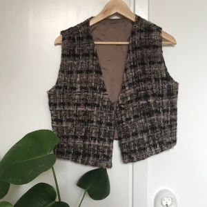 Väst - Väst köpt secondhand i olika brunsvarta färger som gör att den passar till tex tröjor i de flesta färger, står ingen strl i men skulle gissa på S/M :) alla plagg för 30kr, 5 plagg för 100kr!!!!