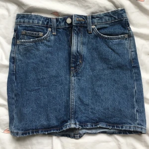 Jeanskjol från Weekday - Superfin jeanskjol från Weekday som jag växt ur. Använd ett fåtal gånger, men det ut som nya! Frakt tillkommer🌸
