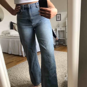  - Urtvättade blå weekday jeans med raka breda ben. Modellen är ACE. Superbra skick! Säljer då de är aningen små för mig. Köpta för 500kr. Köparen står för frakt 🌸