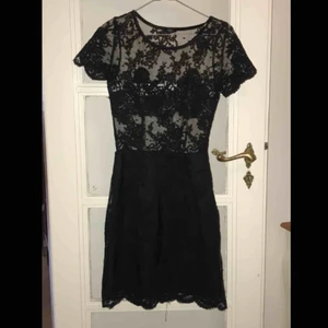  - Säljer min superfina Ida Sjöstedt klänning då den har blivit för liten. Kan mötas upp i Stockholm eller frakta!