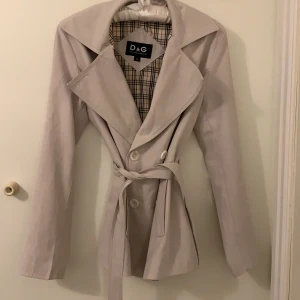 Jacka - En jätte snygg äkta dolde&abbana jacka som jag aldrig har haft på då jag har så många jackor hade sagt att den passar en S också. FRI FRAKT