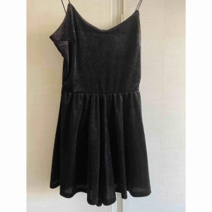  - Glittrig playsuit ifrån H&M. Använd två gånger! 