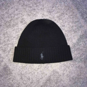  - Säljer en helt oanvänd polomössa. Orkar inte skicka tillbaka då den inte passade så säljer den här istället. Helt nyskick! Köpare står för frakt💞💞 Nypris: 400kr