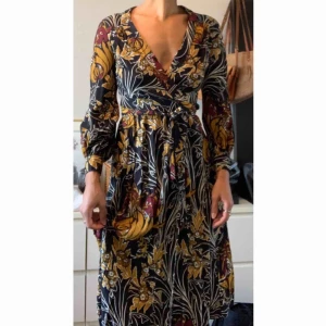  - Snygg omlottklänning med puffärm 🌟 Frakt tillkommer 63kr spårbart