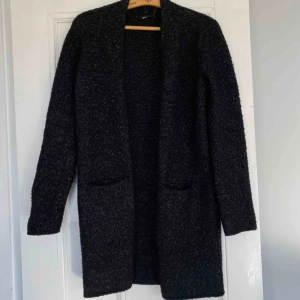  - Lång kofta. Inga knappar. Använd ett fåtal gånger. Lite nopprig kanske men ingenting man tänker på. Trevlig tycker jag! Köpare står för frakt