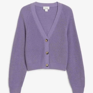 Monki Lila kofta XS - Bekväm och mysig kofta från Monki, i strl XS! 🥰 Säljer då den inte används tillräckligt mycket, knappt använd! Kan mötas upp i Sthlm eller så står köparen för frakt!💓