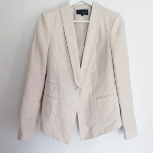  - Kavaj från Kappahl! Helt oanvänd! Tyget har lite struktur, lite åt linnetyg. Fin kräm/rosa färg. På mig är den lite loosfit, så passar även mindre storlekar! Sitter ändå bra över axlarna! 💋🌸🍇 frakt 49kr 