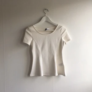  - Söt vit peplumtopp