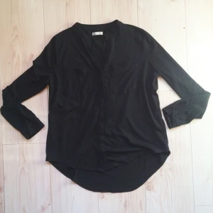  - svart långärmad tröja med knappar där fram, som man kan välja själv hur man vill knäppa, den går längre ner där bak

tar gärna swish! finns att hämta i askersund,hallsberg eller örebro annars pris+frakt!

säljer pga av att jag har för mycket kläder och den kommer helt enkelt inte till användning längre