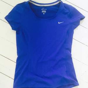 Nike tränings/spring T-shirt i storlek X-Small. 

