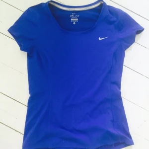  - Nike tränings/spring T-shirt i storlek X-Small. 

