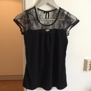  - Spets-topp, lite skadad bak men det är inget som märks.