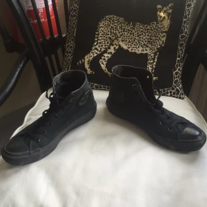  - Äkta converse skor, knappt använda så dom är fina och hela. Inget slitage på dem alls. 
