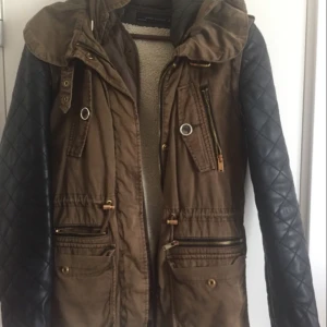  - Använd under en viss tid. Jacka från Zara. Armarna samt inre bomull västen kan tas bort.