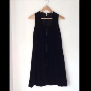  - Säljer denna drömmiga klänning som jag köpte second hand för ett par år sedan. Den är fantastisk tillsammans med ett par kängor! Materialet är av grövre typ, som en perfekt blandning av sammet och mocka. Storleksmärkt 38. Enda defekten är att den är lite nött i höger armhåla (se bild i kommentarerna). Porto 39kr tillkommer.