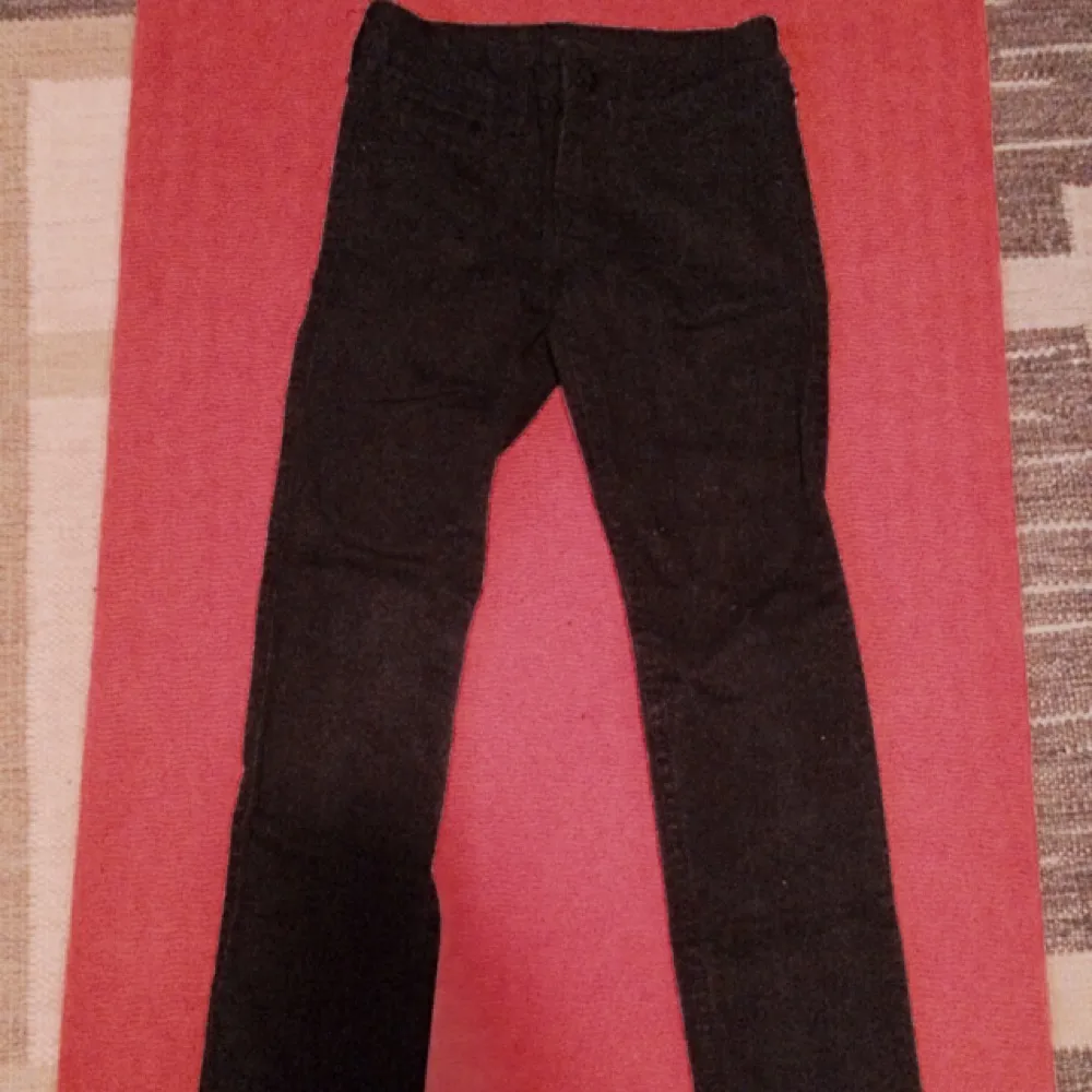Svarta jeans från H&M. De är mörkare än de ser ut på bilden (alltså helt kolsvarta). Oanvända. Endast 50 kr.. Jeans & Byxor.