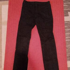 Svarta jeans från H&M. De är mörkare än de ser ut på bilden (alltså helt kolsvarta). Oanvända. Endast 50 kr.