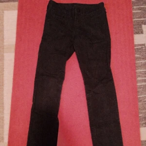  - Svarta jeans från H&M. De är mörkare än de ser ut på bilden (alltså helt kolsvarta). Oanvända. Endast 50 kr.