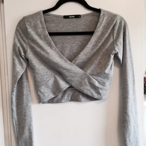  - Croptop från BIKBOK i storlek XS 