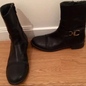  - Snygga boots från hush puppies i skinn. 