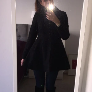  - En jättefin höstkappa från Topshop. Fin skurning i midja och volang nertill. Något liten i storleken