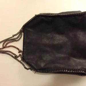  - Stella McCartney inspirerad väska. Också köpt utomlands, har använt den mer än den andra. Kedjan har börjat tappa lite färg men det är någon man kan fixa till! Annars är väskan fin.