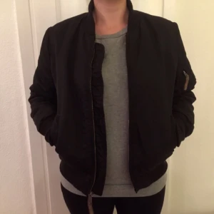  - Perfekt i kylan! Svart bomberjacka från klassiska Alpha Industries. Modell MA-1 VF 59. Storlek M (herr) men passar så klart både han, hon och hen. Nypris ca 1699 kr. Fint skick! Kan möta upp i Stockholm eller posta (köparen betalar frakt). Swish!