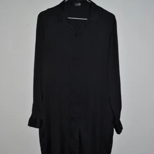  - Svart klänning med fickor från cheep monday. Väldigt snygg. Sparsamt använd. 