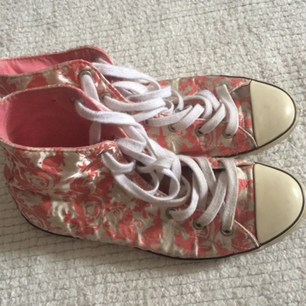Very used (but washable!) converse limited edition pink kind of shine . Skor.