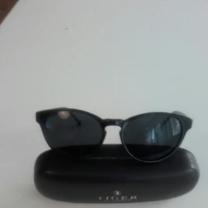  - Snygga solglasögon från Tiger. Aldrig använda.  