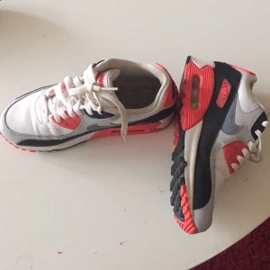  - Nike sir Max 90! 
Aldrig använda då de var för små, 
Säljes billigare pga att jag tog ur sulan när jag provade dom.

Har Swish, köparen står för frakten. 
