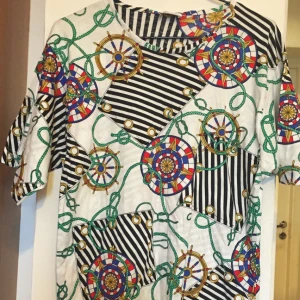  - Vintage sea themed t-shirt, good condition and quality, mid-length  