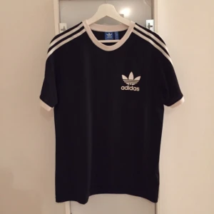 - Adidas T-shirt strl Medium. Köpare betalar frakt.