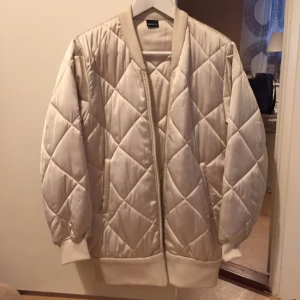  - Oanvänd bomberjacka från Ginatricot, supermysig