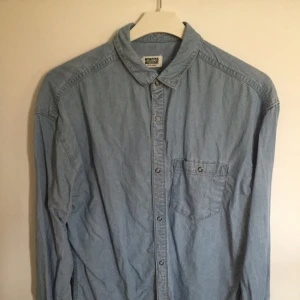  - En fin skjorta från weekday, knappt använd. Kan frakta mot fraktkostnad.
☀️☀️☀️