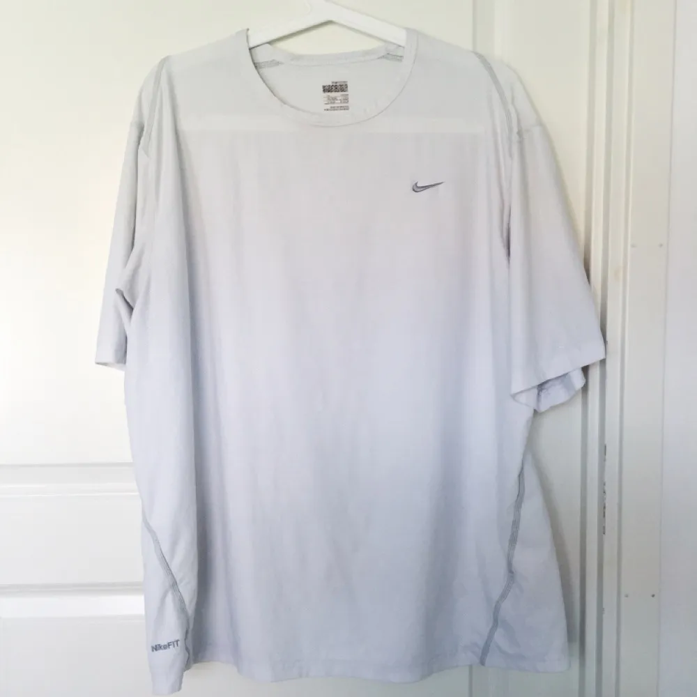 Vintage Nike t-shirt i storlek M-L. Har själv S och den sitter fint då med, om man vill ha den lite oversized. 50kr + frakt (ev mötas upp i Stockholm).. T-shirts.
