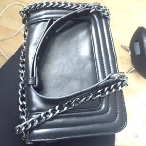  - Chainbag från Nelly. Svart med silver detalj.