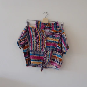  - Kortare t-shirt med knyte framtill, fint skick. Möter gärna upp för köp, alternativt skickar.