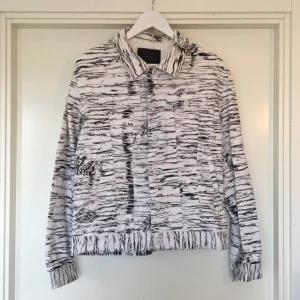  - Cool och snygg jacka från Mishka!!✌🏼️✌🏼✨ unisexmodell! ❤️😀

Eventuell frakt betalas av köparen❣😙