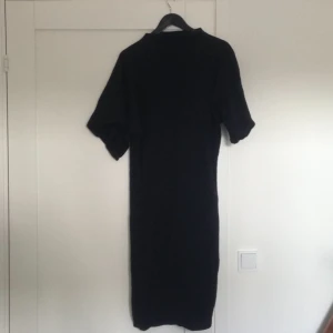  - Svart långklänning från Ann-Sofie Back! Klänningen är ungefär 150cm lång. 