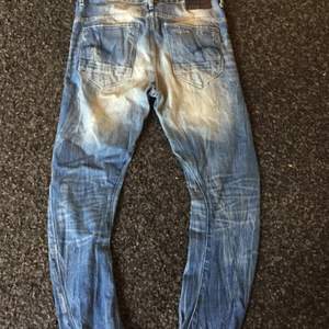 Jeans i baggy modell och snygga slitningar
Vridna sömmar i benen st: 26
Nya, säljes pga fel storlek