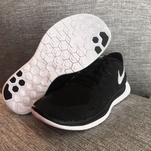  - Fynda Nike Free 5.0 - marknadens kanske snyggaste träningsskor! 

"Lika bekvämt som att vara barfota pga dess Flywire - teknologi"

Skoparet är i 100% i NYSKICK då de aldrig använts eller testats. Säljer dem pga jag fått fel storlek i present.
