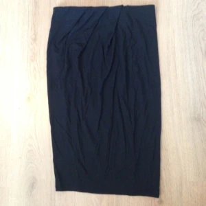  - Ursnygg pennkjol från Gina! Prislapp kvar, inte ens provad.  Kjolen är i mjukt material. Resår vid midjan och fin detalj vid kanten. 