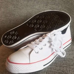  - Helt nya "Converse-inspirerade" sneakers från det brittiska märket Catmandoo. Strl 39.  