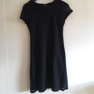  - Söt spetsklänning. Använd ett fåtal gånger.