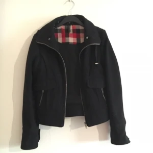 - Snygg kort jacka från topshop. Finns också en luva man kan knäppa på som medföljer. 
Använd men i bra skick. 