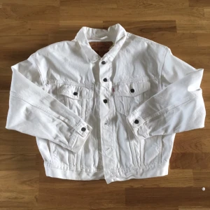  - Snygg vit jeansjacka från Levis! I fint vintage skick✌🏼️inga fläckar eller skador😀❤️❤️✨❣unisex❤️❤️

Eventuell frakt betalas av köparen😙