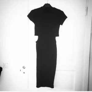  - Klänning från Bikbok Öppen i midjan, polokrage, sitter tajt Sjukt snygg på! Köparen står för ev fraktkostnad 