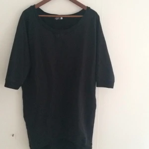  - Skön svart sweatshirt-klänning. Med fickor i sidan (se bild 2). Frakt tillkommer, eller upphämtas i Gbg.