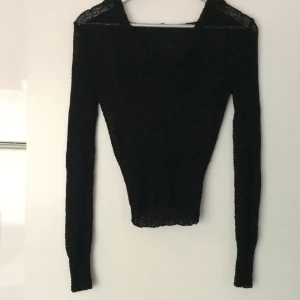  - Stickad tröja med luva